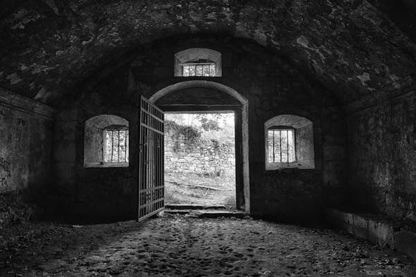 Porte de prison : sécurisez vos installations avec expertise